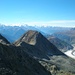 von der Bergstation (ganz links) gehts - ein ander Mal - zum Bettmergrat;
direkt darüber das Matterhorn