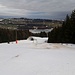 Ohne Piste hätte ich mich bei meiner ersten Skitour noch schwerer als ohnehin getan. Offen waren die Lifte bei +8°C und diesen Bedingungen sowieso nicht. Wer sollte hierfür auch zahlen wollen?