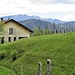 Edificio di Pura fra i vigneti con lo sfondo del Monte Generoso.