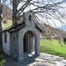 La chiesetta di San Defendente e, a destra, le case dell’Alpe Agueglio.