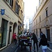 Via del Pellegrino, tipica strada di questa zona di Roma: pavimentata in porfido, stretta e purtroppo senza marciapiede.