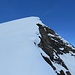 Ein Aufschwung mit 43-45° Steilheit zwingt die Skier ein Stück hinaufzutragen.