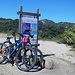 um die Halbinsel zu erforschen parken wir hier unsere Bikes... / ...im Hintergrund der Monte Ferru...