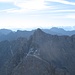 Blick gen Osten: jenseits der Kaltwasserkarspitze die kleinen Unendlichkeiten des Karwendel - und weit hinten Großglockner, Großvenediger, Zillertaler usw.