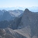 Hinter der Kaltwasserkarspitze ragen Österreichs höchste Gipfel in den makellosen Morgenhimmel.