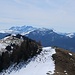 Zoom über den Vorgipfel und das Lochner Horn zu den Loferer Steinbergen.