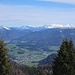 Zoom über Kössen in die Berchtesgadener Alpen.