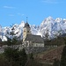 Die Kirche von Coccau di Sopra vor den winterlichen Julischen Alpen.