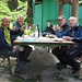 Posto che abbiano trovato presso una delle baite dell’Alpe Spanero (m 1117), dove finalmente ci siamo fermati a consumare il nostro pranzo concedendoci una bella sosta. Da sinistra Gigi, io, Giordano e Paolo.