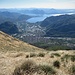 Sulla nostra destra, in basso, la città di Gravellona Toce, con l’immissione del Fiume Toce nel Lago Maggiore; in alto a destra il Lago di Varese.
