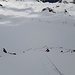 Mit viel Gespure im Schnee geht es weiter. Gesichert wurde hier nicht, es handelt sich um unschwieriges Gelände von 40-50°, das Seil wurde nur nicht mehr weggepackt und kurz vor'm Gipfel am Grat noch einmal gesichert.