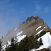 Der steilere schmale Schlussaufstieg auf dem Ostgrat ist schneefrei.