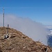 Im Gipfelbereich gab es bei meiner Ankunft etwa 30-40 km/h Wind und immer wieder Nebel. Deshalb blieb ich nicht lange oben.