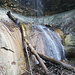Wasserfall: unterhalb des graublauen Mergelbands