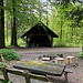 Die Waldhütte beim Rotchrüz war stark besetzt. Deshalb mache ich erst hier meine grosse Pause: Römerhügel Hütte.<br /><br />