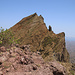 Tag 3 (29.4.):<br /><br />Aussicht vom Südgipfel „Pico Sul“ (1327m) hinüber zum mit 1394m etwas höheren Hauptgipfel vom Pico d'Antónia.