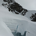 Vorbei an tiefen Gletscherspalten, die aber immer noch von einer mächtigen und soliden Schneeschicht überdeckt sind, darüber die Felsen unter dem Mittaghorn S-Gipfel
