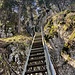 ... später steil durch die Felsen via Échelles