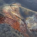 Tag 7 (3.5.):<br /><br />Blick beim Gipfel vom Pico Pequeno / Pico do Inferno (2070m) zur Ausbruchstelle am oberen Rand der Schlucht. Schwefel und andere mineralogische Ablagerungen färben die Lavafelsen und Auswurfmaterial in diversen Farbtönen.