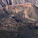 Tag 7 (3.5.):<br /><br />Aussicht im Zoom vom Pico Pequeno (2070m) auf den Schlackenkegel Monte Beco (1941m) in der Chã das Caldeiras. 