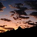 Tag 8 (4.5.):<br /><br />Beginn eines phantastischen Tages am Pico do Fogo mit herrlichem Morgenrot. Das Foto ist aus dem Kulturland nach der Abzweigung vom Bergweg zum Kraterrand. 