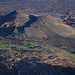 Tag 8 (4.5.):<br /><br />Tiefblick im Zoom auf den zuletzt 1951 ausgenrochenen Flankenvulkan Monte Preto do Cima (1803m) im Norden der Chã das Caldeiras bei Bangaeira.