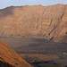 Tag 8 (4.5.):<br /><br />Die Felswand der Bordeira mit dem höchsten Punkt Atalaia (2692m) dient während des Aufstiegs zum Pico do Fogo stets als Höhenvergleich. Die etwa einen Kilometer hohe Abbruchkante ist 80m tiefer als der Kraterrand der auf 2770m erreicht wird.