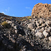Tag 8 (4.5.):<br /><br />Auf den letzten, sehr steilen Metern unter dem Kraterrand. Rechts ist die Felsstufe auf dem Kraterrand zu sehen, über die geklettert werden muss um den höchsten Punkt vom Pico do Fogo zu erreichen.