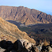 Tag 8 (4.5.):<br /><br />Aussicht vom Kraterrand auf 2770m hinunter in die Chã das Caldeiras mit dem Ausgangspunkt Portela (1735m) und die kilometerhohe Abbruchkante der Bordeira mit dem Pico de Caldeira / Atalaia (2692m).
