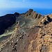 Tag 8 (4.5.) - Pico do Fogo (2829m):<br /><br />Panoramablick vom Gipfel in den Gipfelkrater welcher einen Durchmesser von  zirka 400m hat. Der tieftste Punkt des Kraters liegt auf 2611m. Der letzte Ausbruch im Krater erfolgte im Jahr 1785.