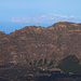 Tag 8 (4.5.) - Pico do Fogo (2829m):

Gipfelaussicht über die Bordeira zur westlichen Nachbarinsel Brava mit ihrer höchsten Erhebung Monte Fontainhas (976m). Die Ilha Brava ist mit 67km² die kleinste bewohnte Insel der Kap Verde,