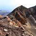 Tag 8 (4.5.) - Pico do Fogo (2829m): 

Gipfelaussicht zum nördlichen Kraterrand den man auf der normalen Aufstiegsroute von links her erreicht, In der Ferne ist die Atlantikküste bei Mosteiros zu sehen.