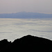 Tag 8 (4.5.) - Pico do Fogo (2829m): 

Gipfelaussicht im Zoom auf Santiago, der grössten Insel der Kap Verde. Im Dunst ist auf der Ilha de Santiago.deren höchster Berg Pico d'Antónia (1394m) zu erkennen.