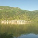 auf der Zugfahrt nach Mendrisio / der Gipfel San Giorgio ist zu sehen / am See: Riva San Vitale