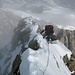 ausgesetzte Kletterrei auf dem obersten NW-Grat kurz vor dem Gipfel unter winterlichen Bedingungen