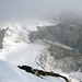 Tiefblick vom Gipfelgrat hinab ins Becken des Tiefmattengletschers ca 1300Hm tiefer