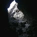 Tag 9 (5.5.) - Caverna Vulcânica:<br /><br />Blick zurück zum Eingang aus der Lavahöhle. Der Abstieg ist an etlichen Stellen drahtseilgesichert, doch sind überall gute Felsgriffe und Tritte vorhenden.
