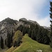 erster Blick in den alpineren Teil der Tour, die Rinne zum Aufstieg lässt sich schon erahnen, ebenso das Ziel mit Kreuz und die Probstenwand links
