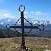 Das kleine Gipfelkreuz vor den großen Julischen Alpen.