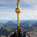 Bergsteiger und Touristen am Gipfelkreuz