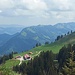 Die Falkenhütte und dahinter der Kamm, der sich von Oberstaufen zum Immenstädter Horn hinzieht