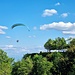 Gleitschirmflieger umkreisen den Üetliberg