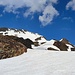 Nach der Biegung kann man den rechten schneebedeckten Bereich für den Anstieg nehmen und braucht nicht über die Piste und die Bergstation aufsteigen.