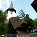 Start in Erlenbach: vorbei an prächtigen Simmentaler Bauernhäusern und der Kirche zum Wildebachgraben