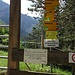 Viele Wegweiser und Hinweistafeln bei der Abzweigung in Richtung Traversina-Steg