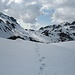 Blick zurück: eine Schneeschuhspur führt Richtung Grialetschhütte