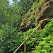 Hat man den zweiten Bergsporn umrundet, kommt, tief im zweiten Tobel, der Kasteler Felsenpfad herauf. Es geht eine Holztreppe hinauf.