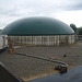 Die Biogasanlage.Ich schaue von einem seitlich gelegenen, aufgeschütteten Hügel hinein