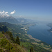 Prachtsblick von der Rotenegg hinunter zum Thunersee mit Leissigen und Faulensee, links darüber die Stockhornkette und der Niesengrat
