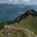 Rückblick vom Gross-Schiffli zu Klein-Schiffli und Rotenegg, links darunter der Thunersee mit Därligen, Neuhaus und Unterseen, darüber von rechts u.a. Gemmenalphorn, Hohgant, Schratteflue, Schafmatt, Fürstein und Brienzergrat